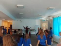 Guru Asal Kalteng Pukau Siswa Polandia dengan Tarian Manasai dalam Program EuroWeek