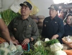 Pastikan Bapok Aman Jelang Nataru 2025, Bupati Shalahuddin Turun Cek Pasar dan Gudang Bulog