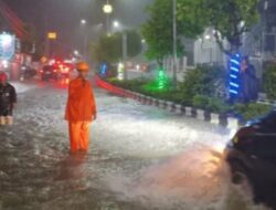 Diguyur Hujan Deras, Petugas TRC Gerak Cepat Tangani Genangan Air di Muara Teweh