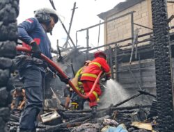 Jago Merah Mengamuk Siang Bolong, Empat Rumah Warga di Gang Keluarga Muara Teweh Ludes Terbakar