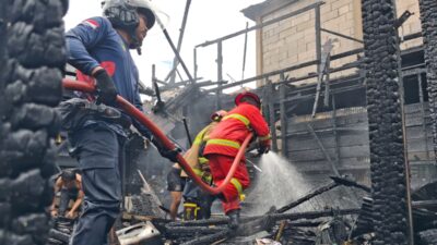 Jago Merah Mengamuk Siang Bolong, Empat Rumah Warga di Gang Keluarga Muara Teweh Ludes Terbakar