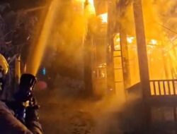 Geger! Api Muncul Hanguskan Dua Rumah Warga di Jalan Lingkar Kota Muara Teweh