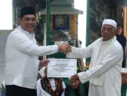 Bupati Shalahuddin Serahkan Hibah Rp1 Miliar ke Masjid Ulul Albab Benangin