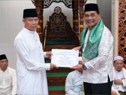 Safari Ramadan, Bupati Barito Utara Serahkan Hibah Rp1 Miliar untuk Masjid Al Arafah