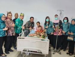 Beri Dukungan Moral Langsung, Wabup Felix Jenguk Balita Stunting yang Dirawat di RSUD Muara Teweh