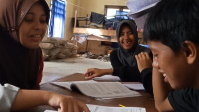 Di Balik Bangku Sekolah, Masih Ada Anak Kesulitan Membaca dan Menulis