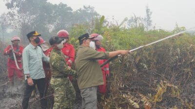 Tak Tinggal Diam, Bupati Barito Utara Turut Padamkan Lahan Terbakar di Desa Trahean