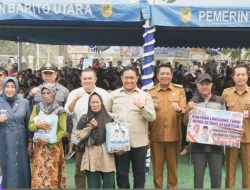 Wagub Kalteng Salurkan Bantuan Pangan dan KHB bagi Masyarakat Terdampak Karhutla di Barito Utara
