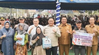 Wagub Kalteng Salurkan Bantuan Pangan dan KHB bagi Masyarakat Terdampak Karhutla di Barito Utara