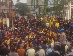 Massa Jebol Pagar DPRD Kalsel, Tuntut Status Bencana Nasional untuk Karhutla