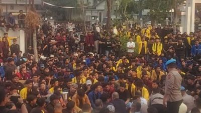 Massa Jebol Pagar DPRD Kalsel, Tuntut Status Bencana Nasional untuk Karhutla