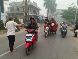 Kabut Asap Pekat Selimuti Muara Teweh, PWI Barito Utara Turun Bagikan Ribuan Masker