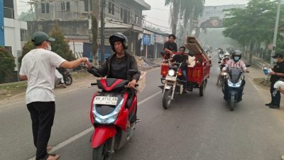 Kabut Asap Pekat Selimuti Muara Teweh, PWI Barito Utara Turun Bagikan Ribuan Masker